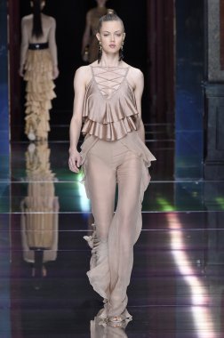 Balmain gösterisi olarak Paris moda haftası
