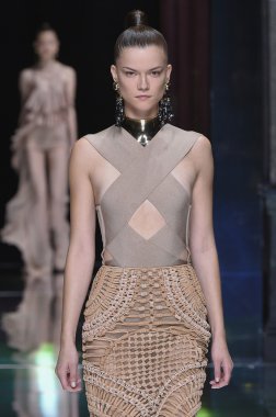 Balmain gösterisi olarak Paris moda haftası