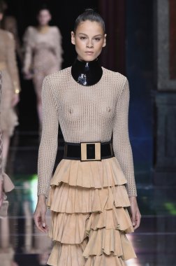 Balmain gösterisi olarak Paris moda haftası