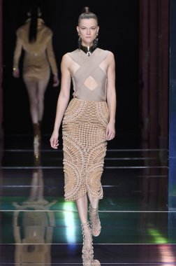 Balmain gösterisi olarak Paris moda haftası