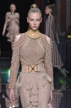 Balmain gösterisi olarak Paris moda haftası