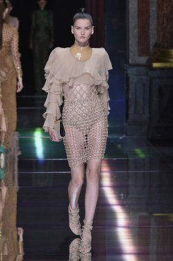 Balmain gösterisi olarak Paris moda haftası