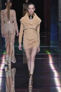 Balmain gösterisi olarak Paris moda haftası