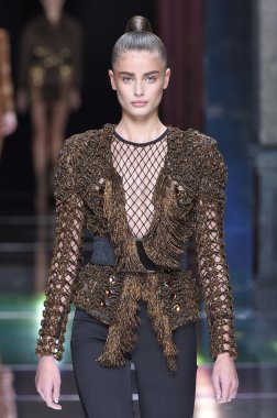 Balmain gösterisi olarak Paris moda haftası