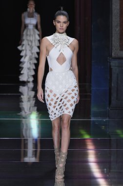 Balmain gösterisi sırasında Kendall Jenner 