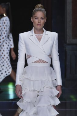 Balmain gösterisi olarak Paris moda haftası