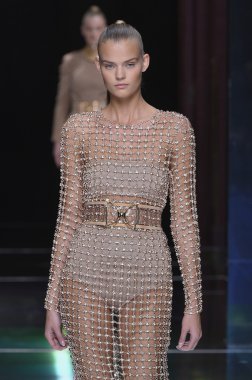 Balmain gösterisi olarak Paris moda haftası