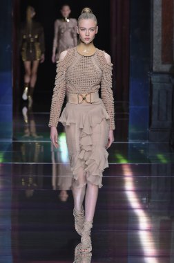 Balmain gösterisi olarak Paris moda haftası