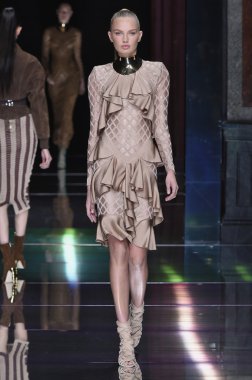 Balmain gösterisi olarak Paris moda haftası