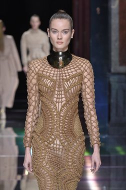 Balmain gösterisi olarak Paris moda haftası