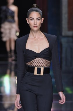 Balmain gösterisi olarak Paris moda haftası