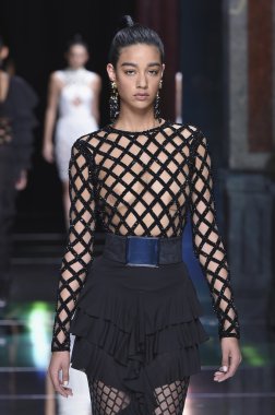 Balmain gösterisi olarak Paris moda haftası
