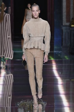 Balmain gösterisi olarak Paris moda haftası