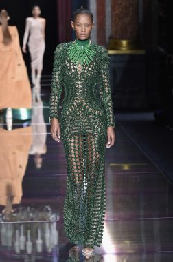 Balmain Şov 'da Ysaunny Brito 