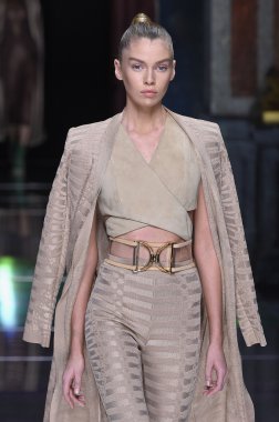 Stella Maxwell Balmain gösterisi sırasında 