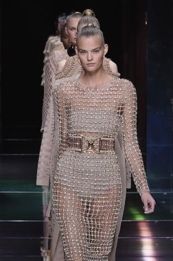 Balmain gösterisi olarak Paris moda haftası 