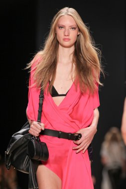 Barbara Bui gösterisi 