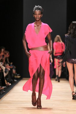 Barbara Bui gösterisi 