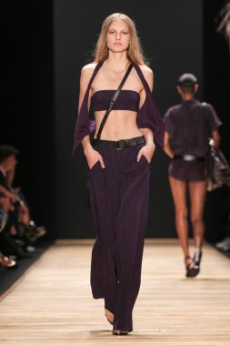 Barbara Bui gösterisi 