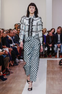 Emanuel Ungaro gösterisi