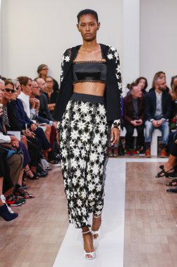 Emanuel Ungaro gösterisi