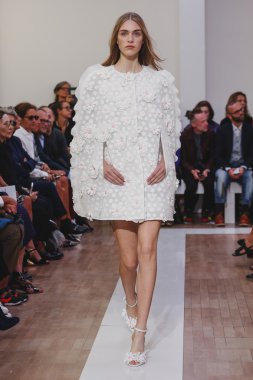 Emanuel Ungaro gösterisi