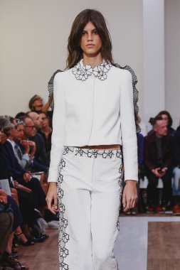 Emanuel Ungaro gösterisi