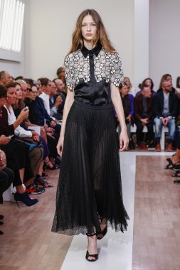 Emanuel Ungaro gösterisi