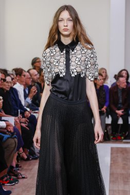 Emanuel Ungaro gösterisi