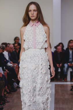 Emanuel Ungaro gösterisi