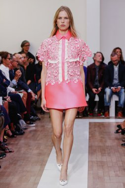 Emanuel Ungaro gösterisi