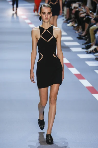 Mugler show som en del av Paris Fashion Week — Stockfoto