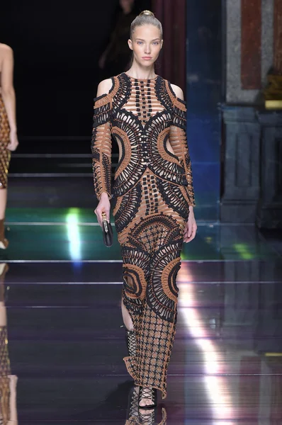 Sasha Luss durante lo spettacolo Balmain — Foto Stock