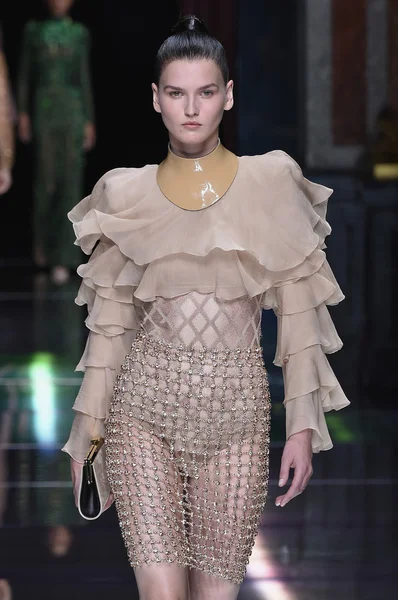 Balmain gösterisi olarak Paris moda haftası