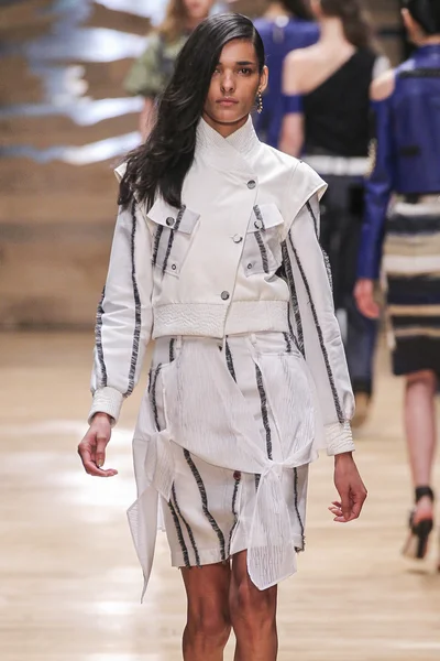 Guy Laroche gösterisi 