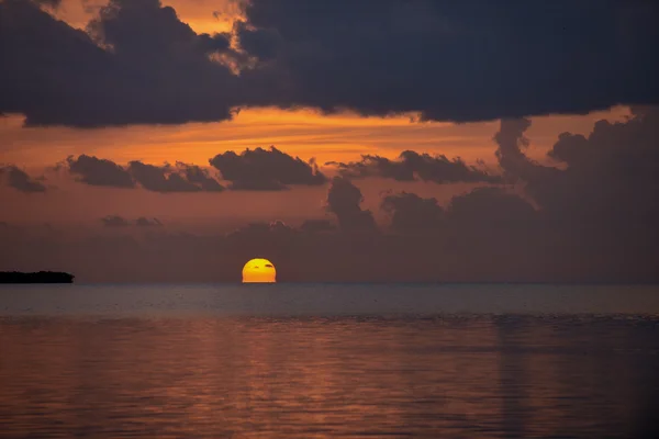 Puesta de sol en ubicación frente al mar tropical —  Fotos de Stock