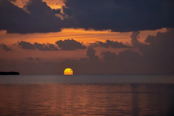 Sunset at tropical waterfront location — Stock Photo, Image