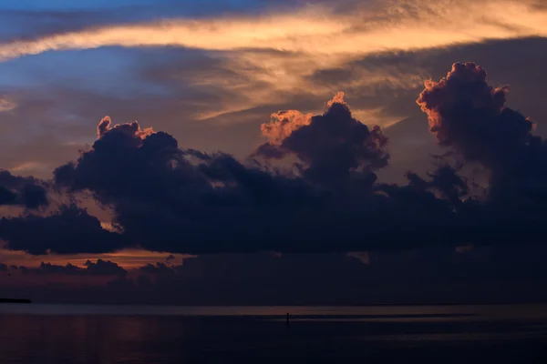 Sonnenuntergang am tropischen Ufer — Stockfoto