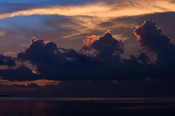 Coucher de soleil au bord de l'eau tropicale — Photo