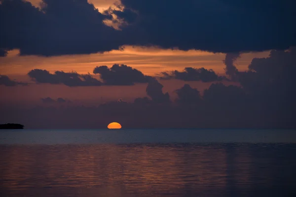 Sunset at tropical waterfront location — Stock Photo, Image