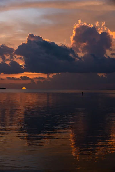 Pôr do sol na localização à beira-mar tropical — Fotografia de Stock