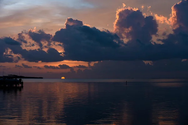 Puesta de sol en ubicación frente al mar tropical — Foto de Stock