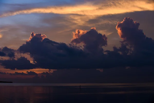 Sunset at tropical waterfront location — Stock Photo, Image