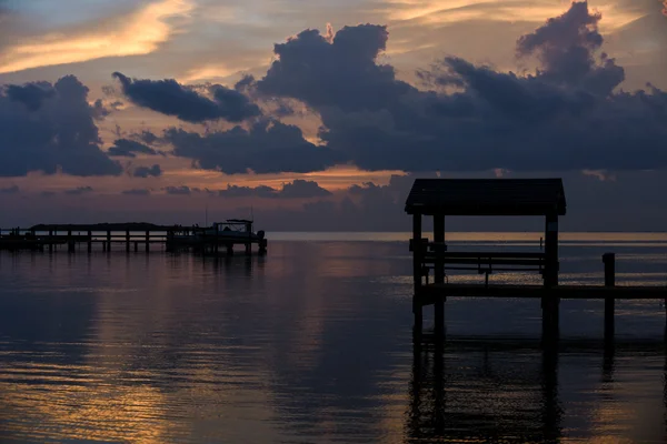 Sonnenuntergang am tropischen Ufer — Stockfoto