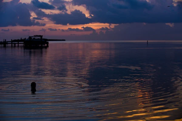 Puesta de sol en ubicación frente al mar tropical — Foto de Stock