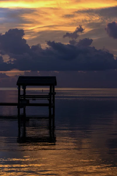 Solnedgång vid tropiska vattnet — Stockfoto