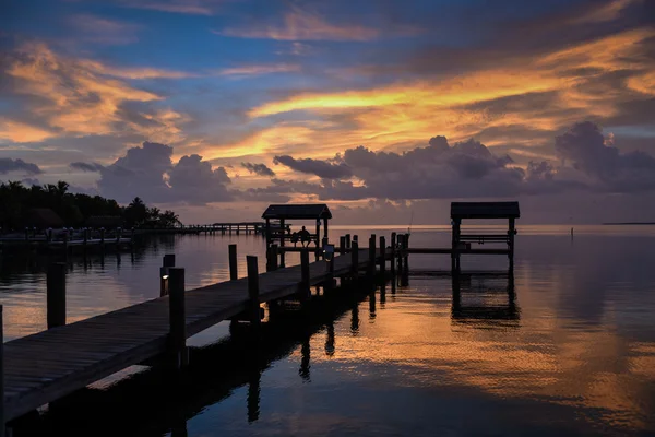 Puesta de sol en ubicación frente al mar tropical — Foto de Stock