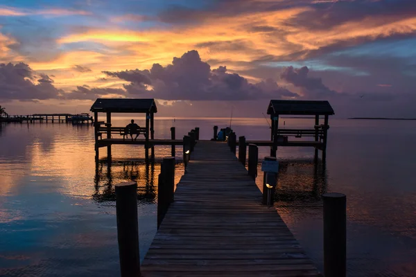 Solnedgång vid tropiska vattnet — Stockfoto