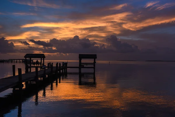 Pôr do sol na localização à beira-mar tropical — Fotografia de Stock