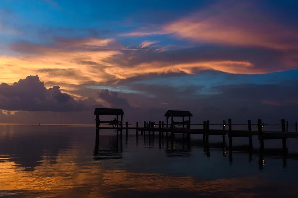 Tramonto sul lungomare tropicale — Foto Stock